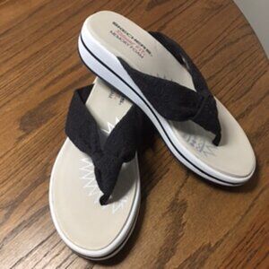 NEW Skechers Relaxed Fit Memory Foam Flip-flops  Size 7